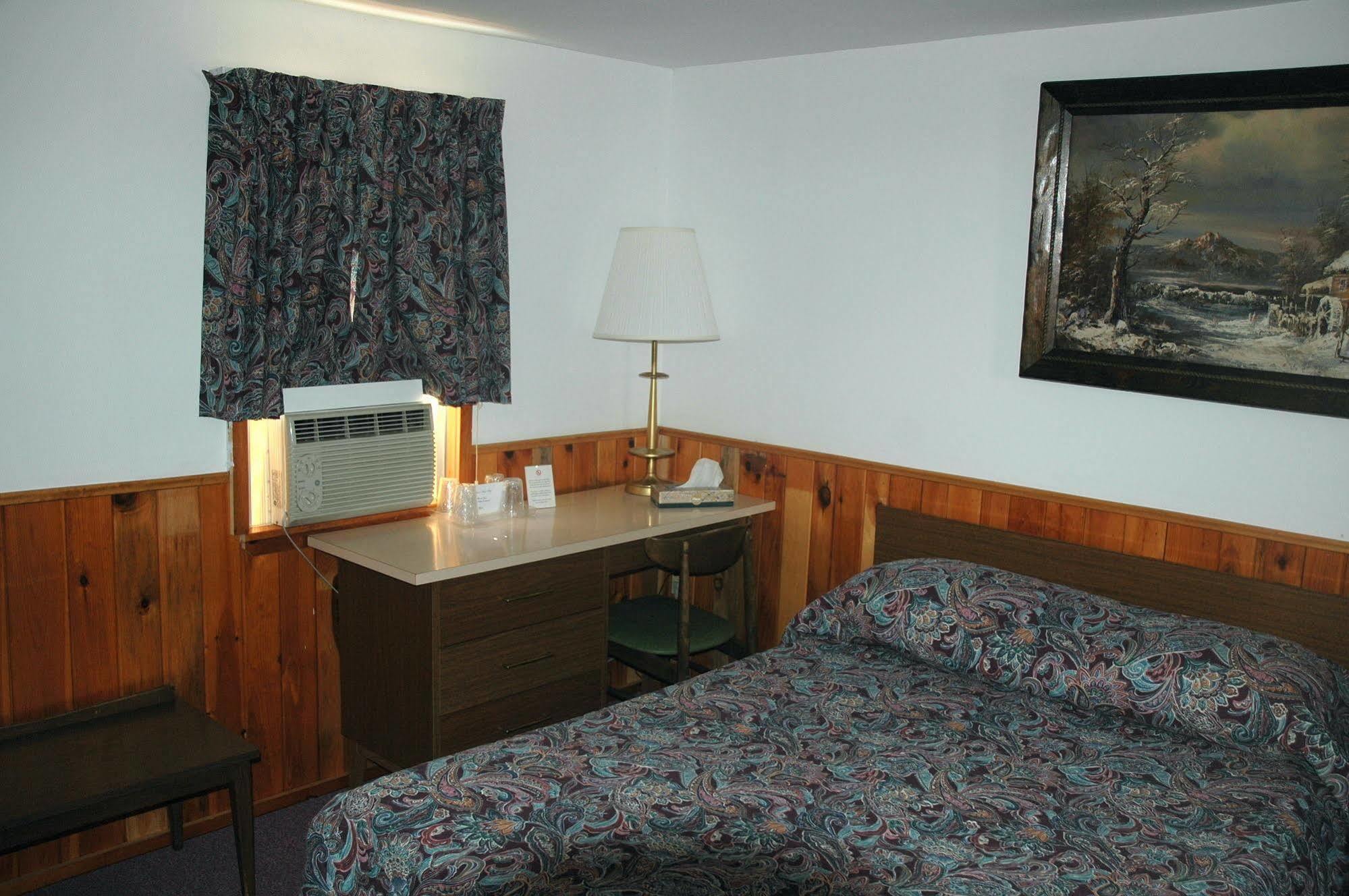 Luzerne Court Motel Lake Luzerne ภายนอก รูปภาพ